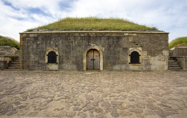 Quels sont les facteurs à prendre en compte pour l'achat d'un local commercial dans une zone piétonne ?